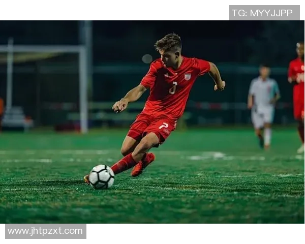 足球明星的祝愿动作传递激情与希望的背后故事