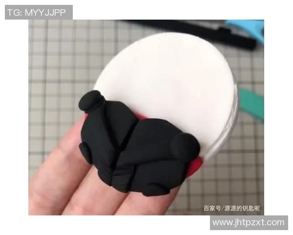 手工捏制足球明星的详细步骤与技巧分享，让你轻松打造个性化球员模型